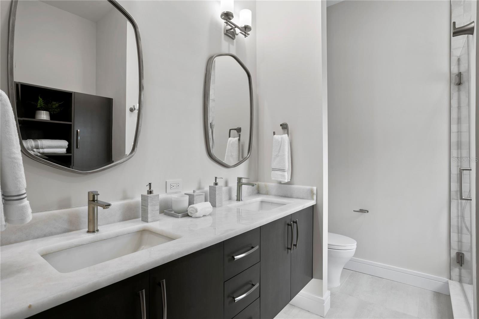 Unit B - 2nd Floor Bath