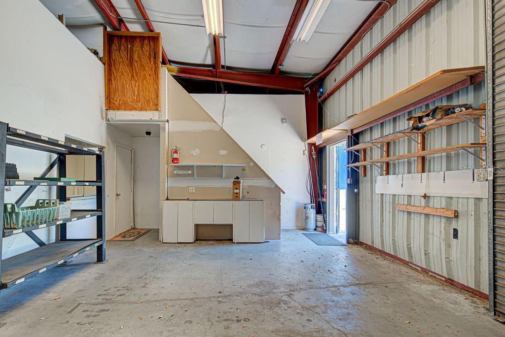 SEPARATE BAY AHS STAIRWAY TO OPEN LOFT - LOTS OF STORAGE SOACE