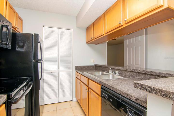 Kitchen w/ walk in pantry