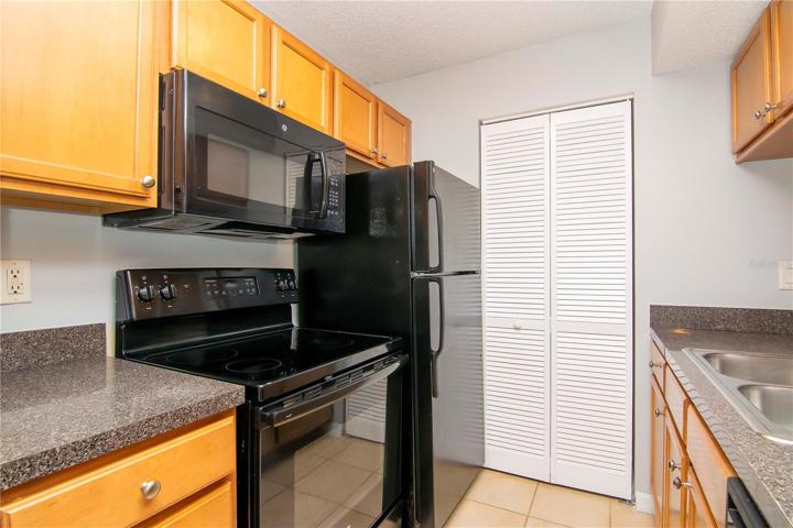 Kitchen w/ walk in pantry