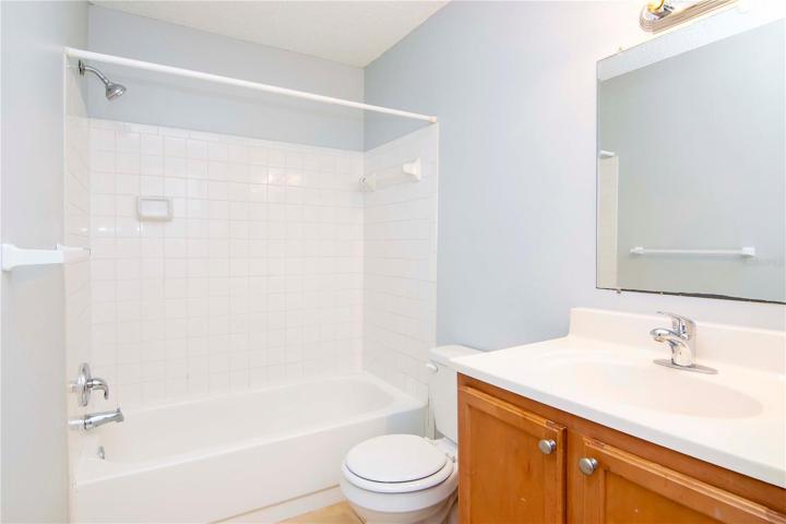 2nd Full Bathroom w/ Linen Closet