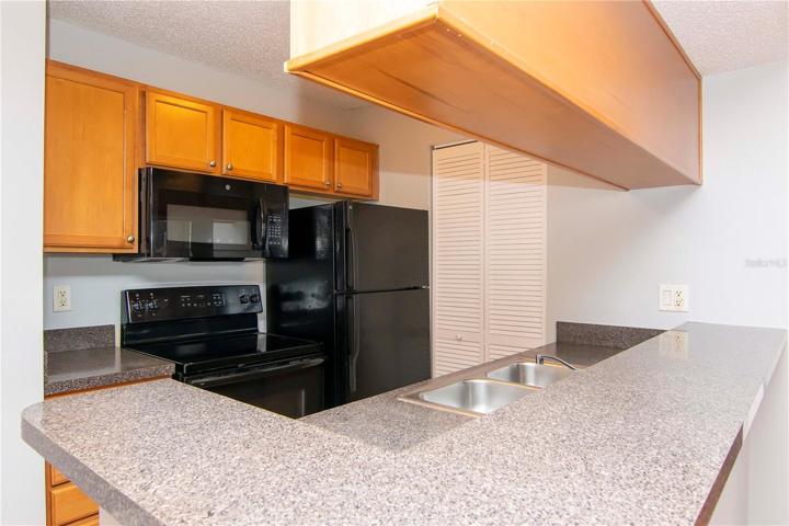 Kitchen w/ walk in pantry
