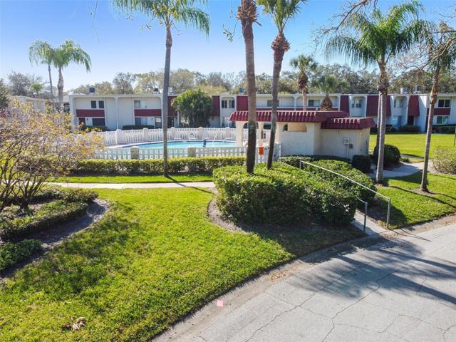 Nicely appointed townhome in Clearwater close to Old Tampa Bay and short drive to Tampa Airport.