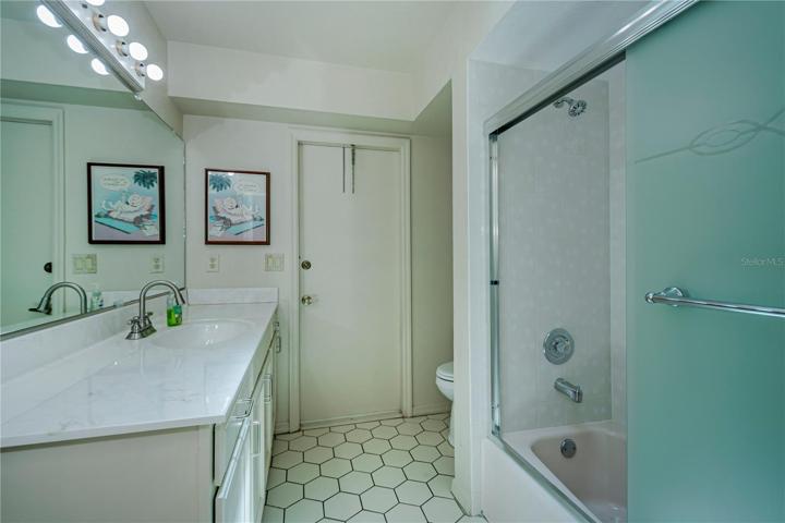 guest bath with shower/tub combo across from pool