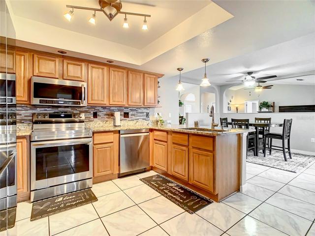 Breakfast bar, granite counter tops, all wood cabinets, Tray Ceiling