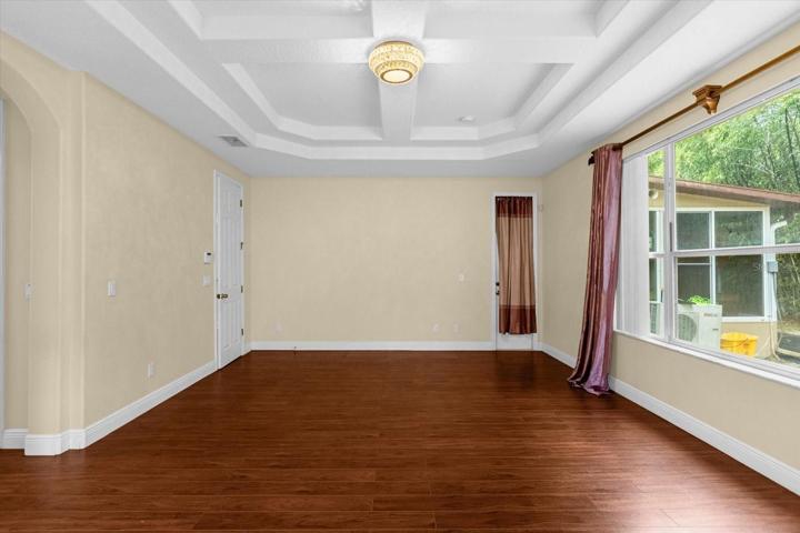 Master bedroom (1st floor)