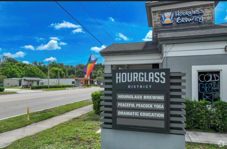 Hour-glass district
