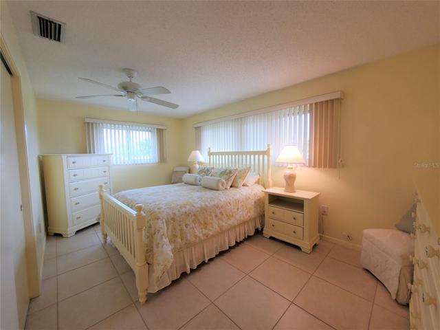 Guest Bedroom-Queen bed
