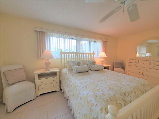 Guest Bedroom-Queen bed