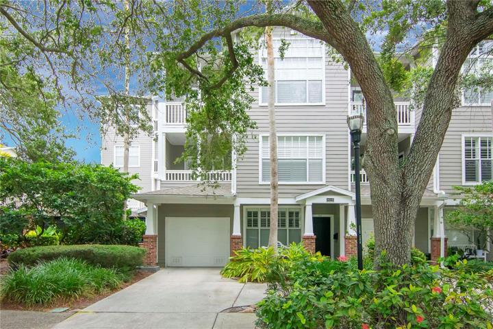 Front entryway to corner unit