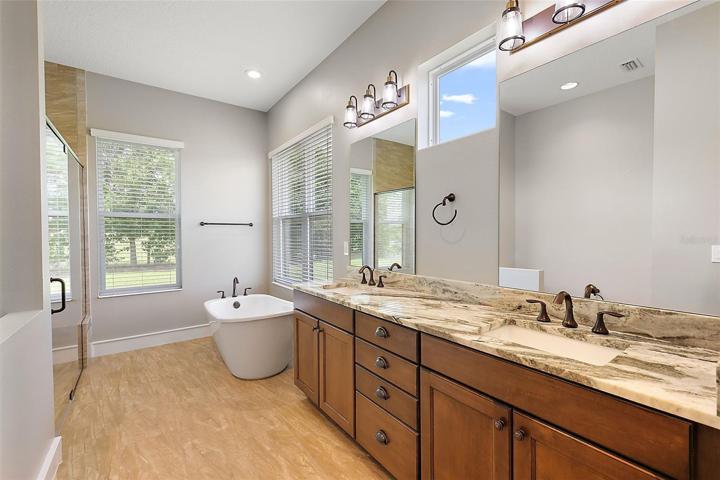 En suite w/double sinks & soaking tub