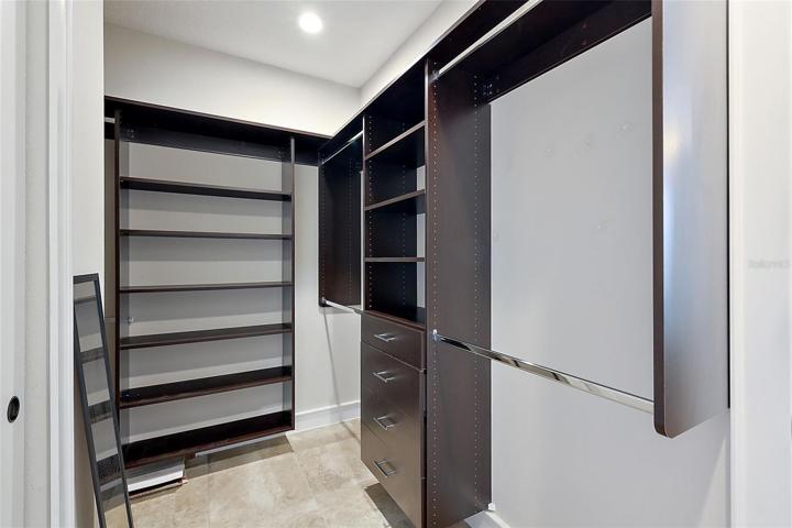 Walk in closet w/organizer