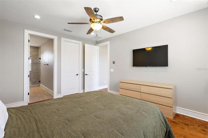 Bedroom 4 w/walk in closet & en suite