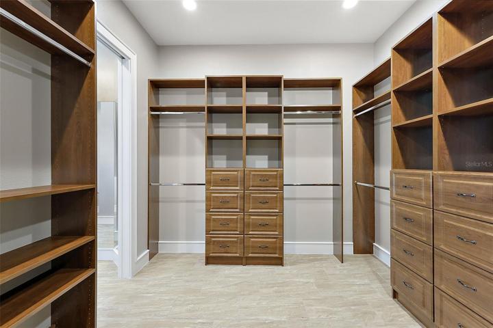 Walk in closet w/organizers