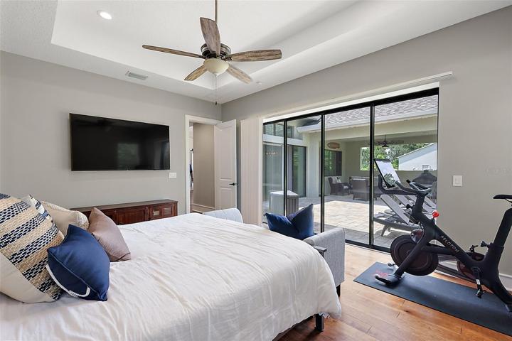 Master bedroom w/walk in closet & en suite