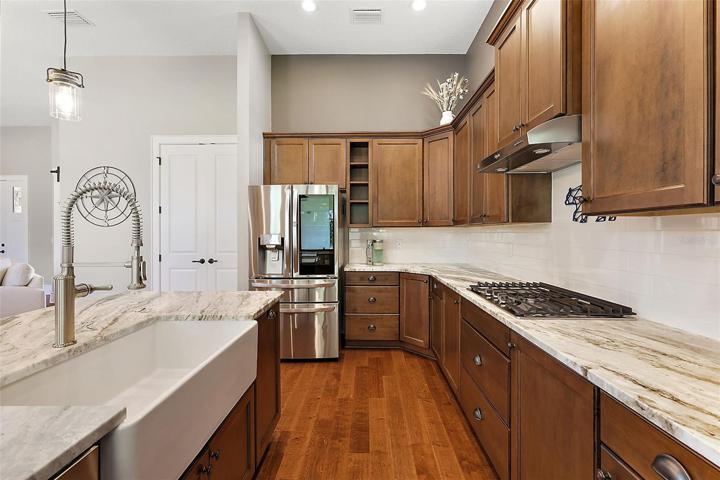 Kitchne w/stainless appliances