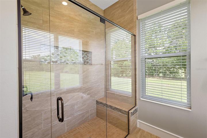En suite w/tiled walk in shower