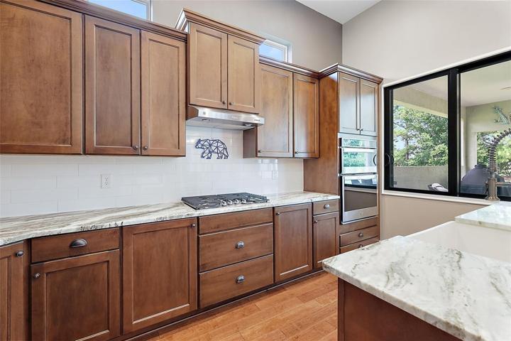 Kitchen w/Gas cooking & Granite countertops