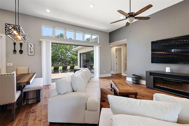 Living area w/lots of natural light