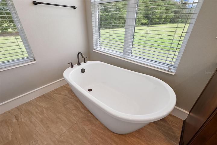 En suite w/soaking tub