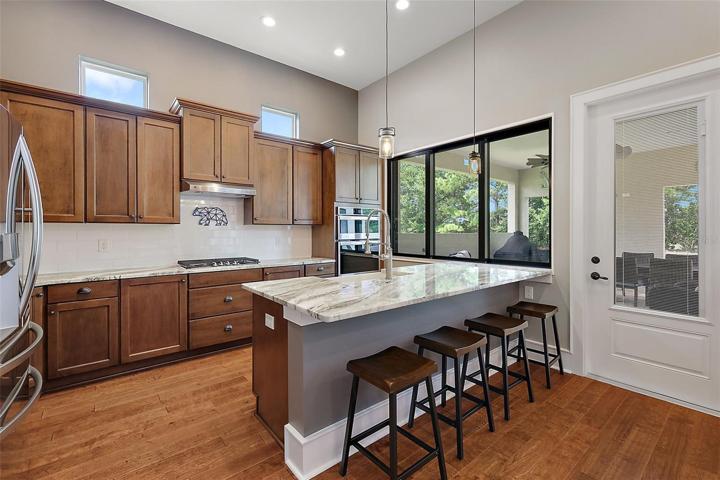 Kitchen w/generous breakfast bar