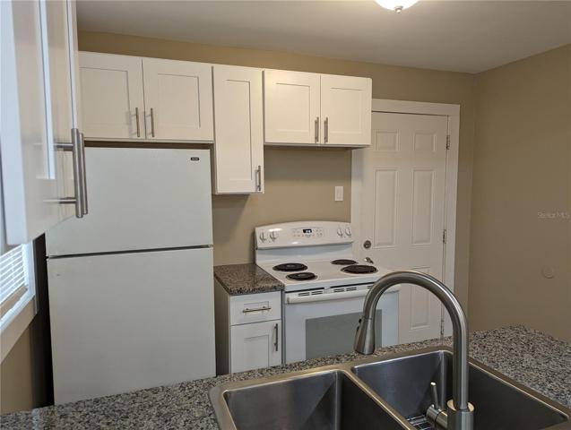 Kitchen w/ large sink