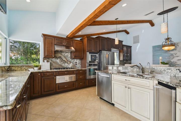 Kitchen - look at that counter space