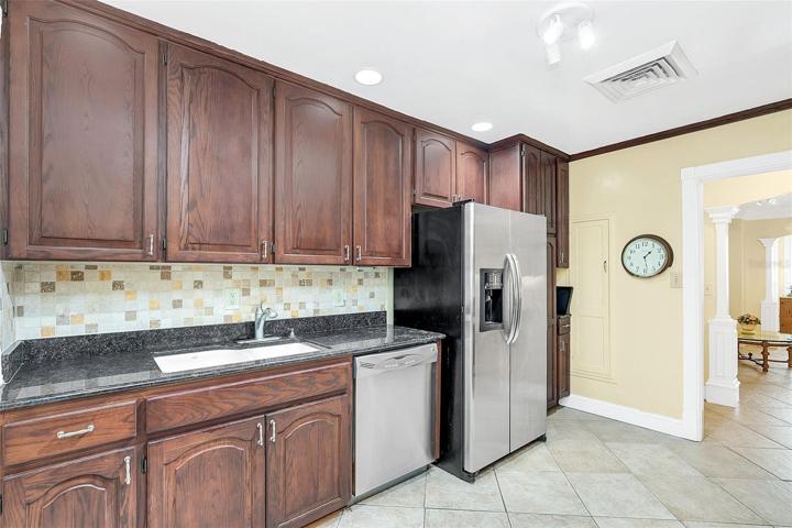 Granite counters & stainless appliances