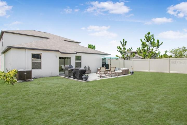 The spacious yard offers you a true oasis for outdoor entertaining and leisure.