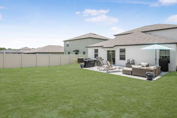 The spacious yard offers you a true oasis for outdoor entertaining and leisure.