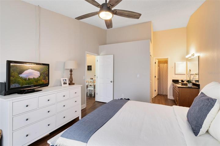 Master suite with en-suite bath and walk in closet
