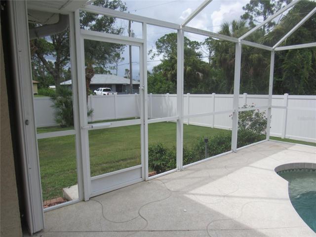 SIDE YARD TO THE STREET