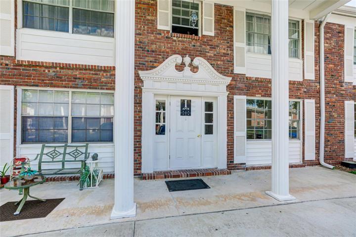 The I building features a total of 4 units, 2 on the first floor and two on the second floor.