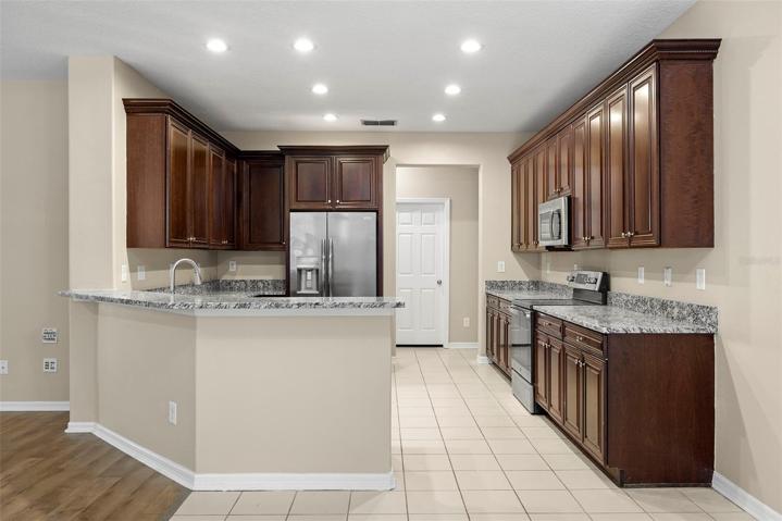 Kitchen Breakfast-Nook and Breakfast-Bar