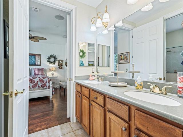 Jack n Jill bath between bedroom 2 and 3