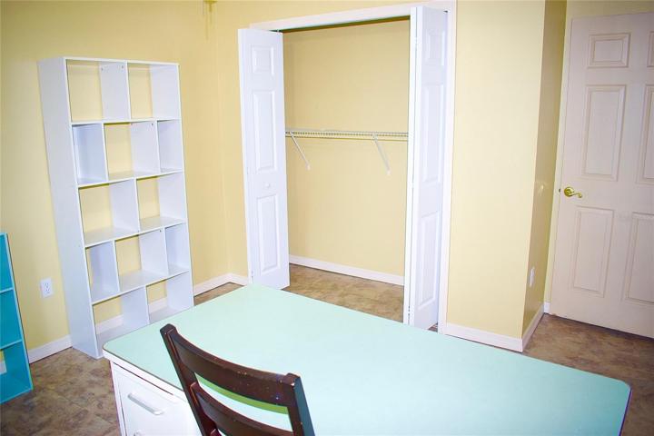 1 bedroom closet