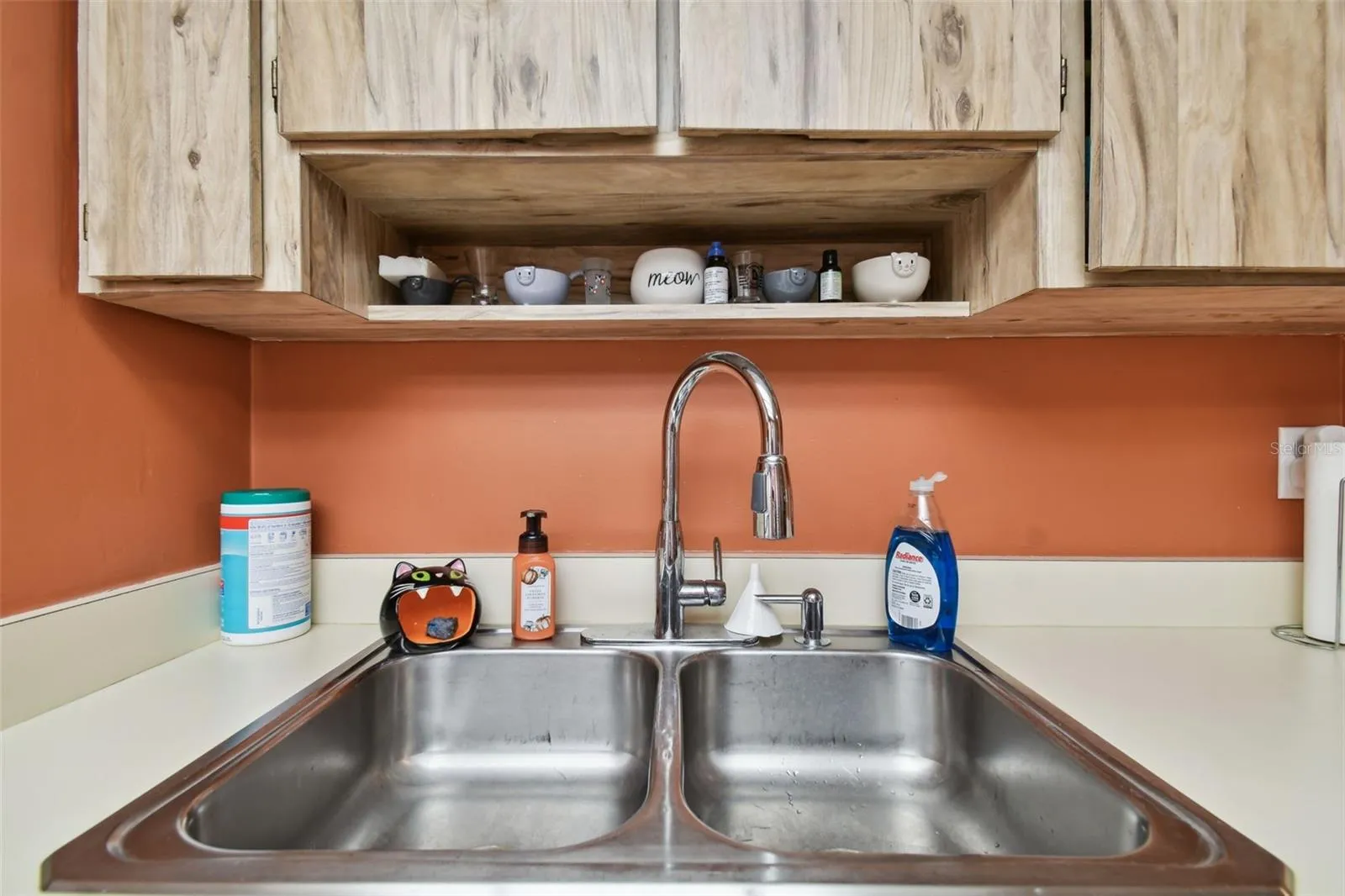 KITCHEN - NEW COUNTER TOPS COMING