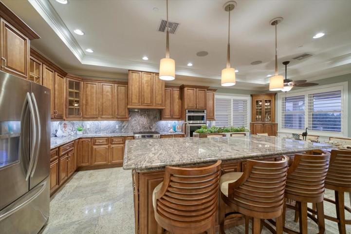 Large island with gorgeous granite!