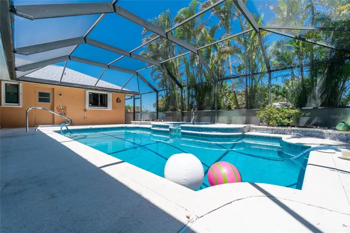 Enclosed lanai w/ pool/ spa