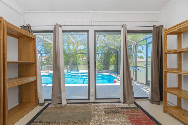 Bonus room w/ lanai access