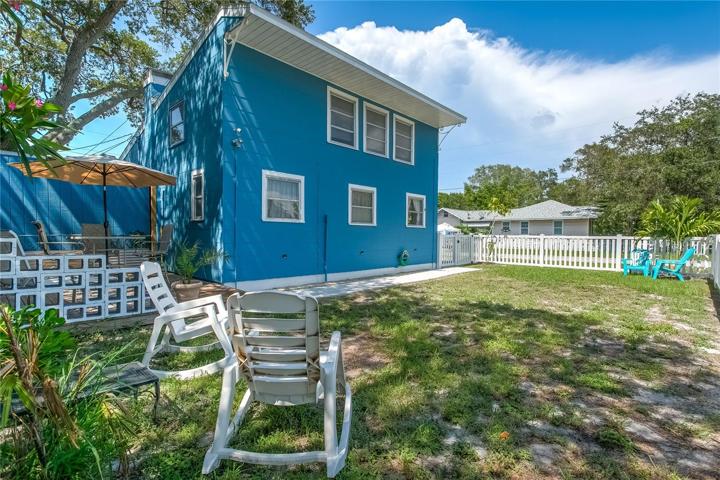 Bungalow side yard