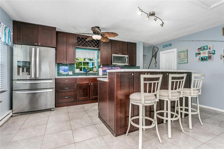 Main unit kitchen with eat-in space