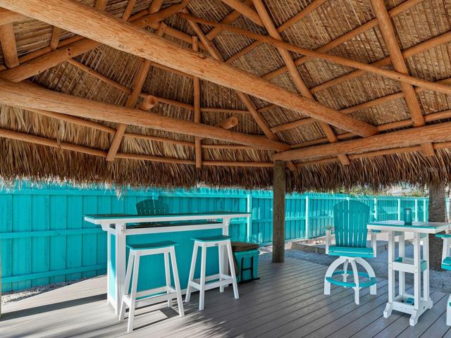 Dining, Bar and seating... entertainers dream.