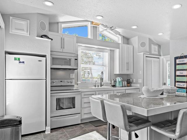 Casual dining options at the kitchen island