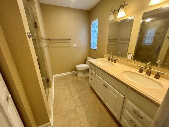 Guest bath complete with dual sinks