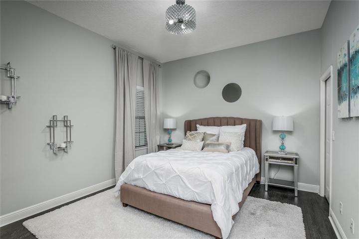 Downstairs guest bedroom - adjacecnt o full bath (great in-law suite)