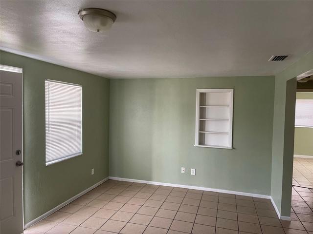 Entrance/living room/Dining