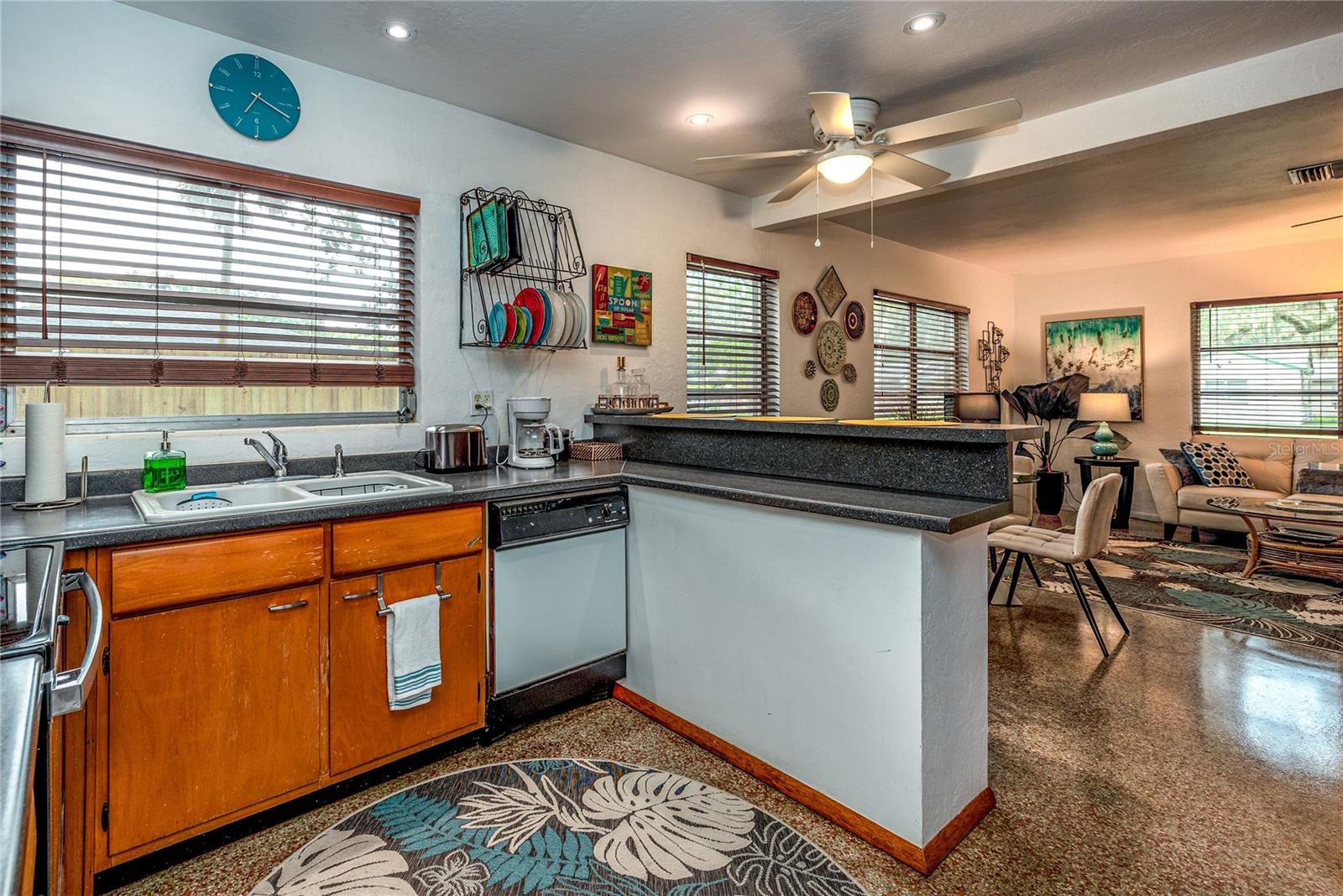 Side 1: Kitchen