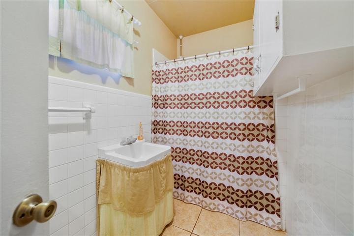 FULL BATHROOM.