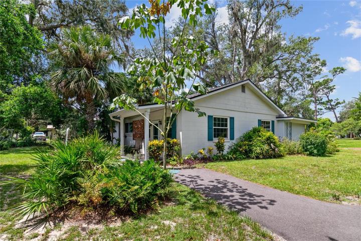 Living in Sanford offers a myriad of advantages, with its close proximity to I-4 and the 417, shopping, dining and everything else Central Florida has to offer!